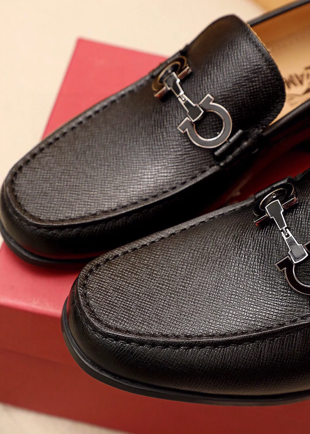 Men's shoes 💰480 💐 Product trademark: Ferragamo "Ferragamo" casual leather shoes Regular size: 38-44 (45🉑️customized) Product materials: Selected imported first-layer cross-grain cowhide leather upper + luxury hardware buckle, imported water-dyed cowhide leather lining. Strong three-dimensional visual effect, original outsole color: 4⃣️seed leather materials available